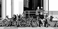 Люди и велосипеды. У входа в Центральный Дворец культуры имени М. И. Калинина. Улица Терешковой, 1. (2021).