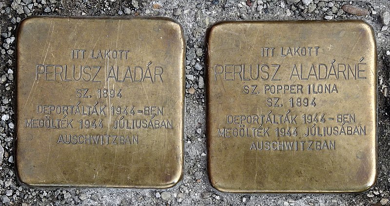 File:Perlusz couple stolpersteine (Szentendre Fő tér 2).jpg