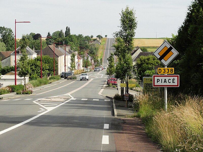 File:Piacé (Sarthe) entrée.jpg