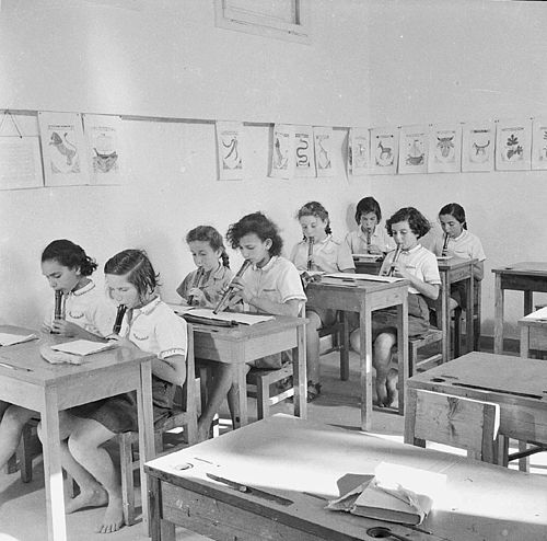 שיעור מוזיקה על חלילית בכיתת בית ספר בגבעת ברנר בתחילת שנות ה-40