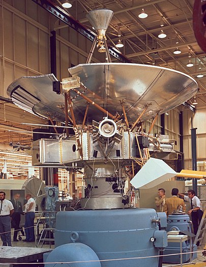 La phase finale de l'assemblage de Pioneer 10 dans l'usine du constructeur TRW.