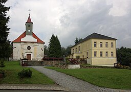 Pohorská Ves - kostel a bývalá fara.jpg