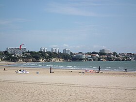 Noordelijke kliffen van Vallières vanaf het strand van Grande-Conche.