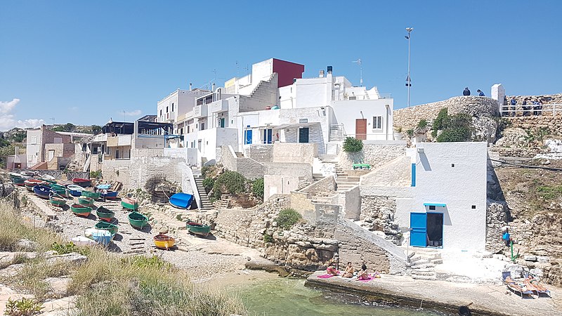 File:Polignano a Mare - primavera a Cala Portalga.jpg