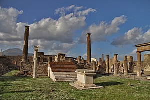 Apolonov hram u Pompejima. Vezuv je krajnje lijevo.