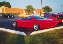 Links die original 1988er Pontiac Banshee IV Designstudie. Rechts das ursprüngliche Chassis von K.I.T.T. mit veränderter Heckklappe als Designstudie für eine rote Kombivariante.