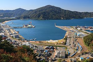 天筒山から望む敦賀港と中央奥の三内山