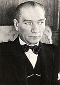 Portret van de Turkse leider Mustafa Kemal Ataturk (Atatürk Kemal Pascha) (1881-1938) in westers, SFA003017837.jpg