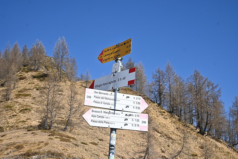 File:Post Guide Alpe Vallato.jpg