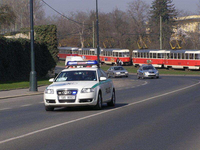 File:Praha, U Prašného mostu, START 2010, konvoj Obama 06.jpg