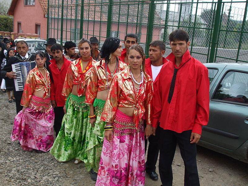 File:RO CJ Mociu Roma dancers.jpg