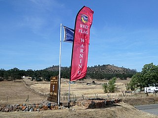 <span class="mw-page-title-main">Red flag warning</span> Term used by meteorologists indicating conditions favorable for wildfire development