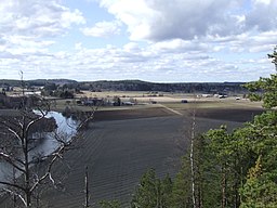 Bredskal by i Fredrikshamns stad med Summa älv till vänster.