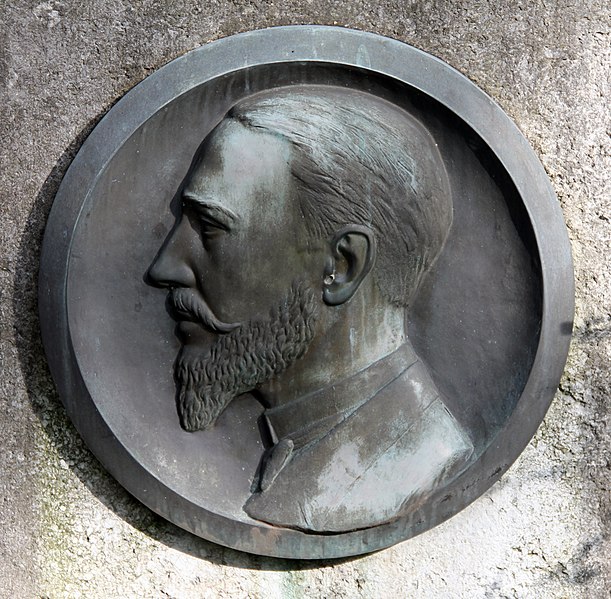 File:Relief Eisackstr 40a (Schön) Rudolph Wilde.jpg