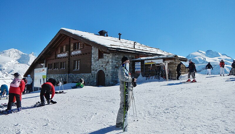 File:Restaurant Rothorn Panoramarestaurant auf 3100 m - panoramio.jpg