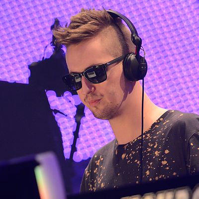 Robin Schulz topped the chart in 2014 and subsequently achieved chart success with a number of remixes. Robin Schulz 02.jpg