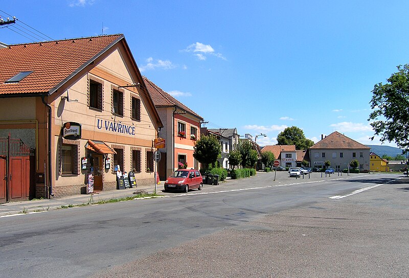 File:Ronov nad Doubravou, Chitussi sq 4.jpg