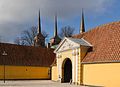 3509) Flèches de la cathédrale, vues de l'entrée du Palais, Roskilde, Danemark. , 1er juillet 2016