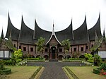 Pienoiskuva sivulle Tiedosto:Rumah Gadang Minangkabau PDIKM, Padang Panjang.jpg