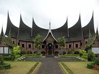 Rumah gadang, Traditional house of Minangkabau. Rumah Gadang Minangkabau PDIKM, Padang Panjang.jpg