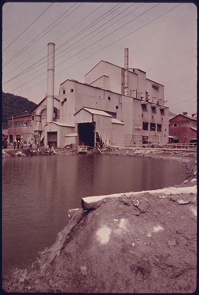 File:SETTLING POND FOR THE WET SCRUBBER OPERATION OF FURNACE ^36 AT THE UNION CARBIDE FERRO-ALLOY PLANT. THE POND IS... - NARA - 557392.jpg