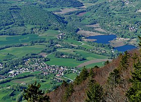 Saint-Jean-de-Chevelu et lacs depuis le Mont du Chat (avril 2018).JPG