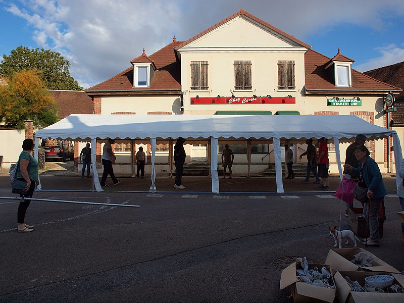 File:Saint-Maurice-aux-Riches-Hommes-FR-89-vide grenier 2019-a2.jpg