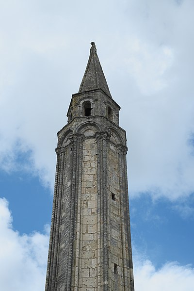 File:Saint-Pierre-d'Oléron Lanterne des morts 227.jpg