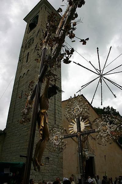 File:Sant'Eusebio - Madonna di Caravaggio - Processione - 019 - Cristi davanti alla chiesa.jpg