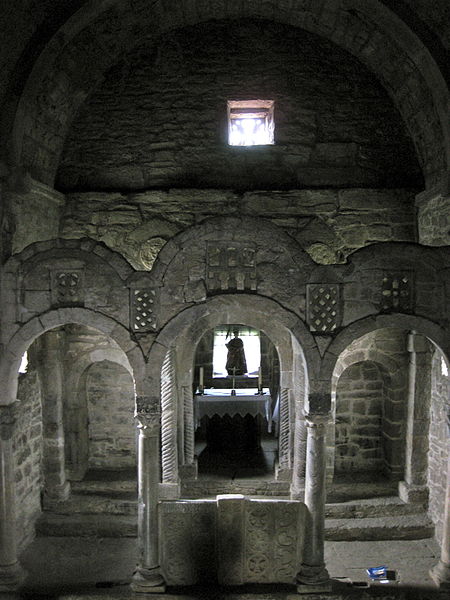 File:Santa Cristina de Lena, iluminación interior.jpg