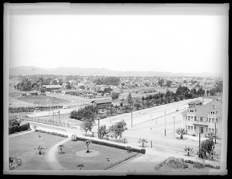 File:Santa Monica streets, birdseye view from Arcadia Hotel, ca.1896-1908 (CHS-283).jpg