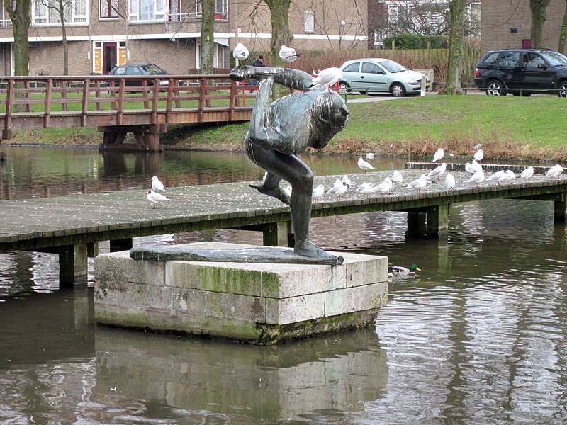 File:Schaatsrijder Piet Esser Camminghaplantsoen Utrecht.JPG