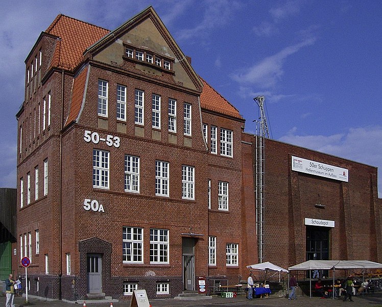 File:Schuppen 50 (Kopfbau) in Hamburg-Kleiner-Grasbrook.jpg