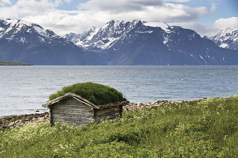 File:Shed with green roof at Lyngen fjord, 2012 June.jpg