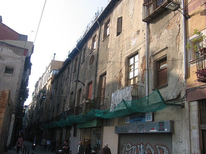 File:Side view of the facade of the Palau Alòs in 2005, before restoration.JPG