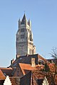 Le haut de la tour, dépassant des toits de Bruges.