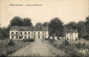 Carte postale représentant la façade avant (nord), au tournant du XXe siècle. La mention de Sivry-Courtry y est inexacte.