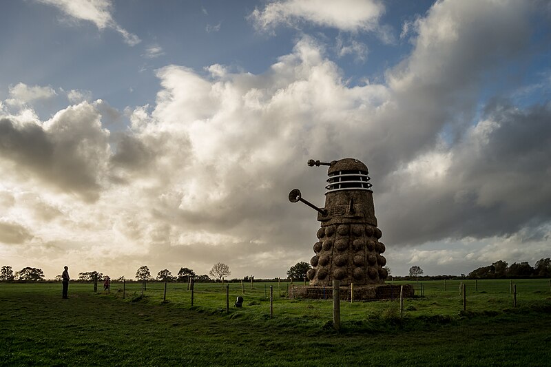 File:Snugburys Straw Statue 2013 (geograph 5272061).jpg