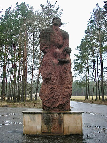 File:Sobibor statue, front view.jpg