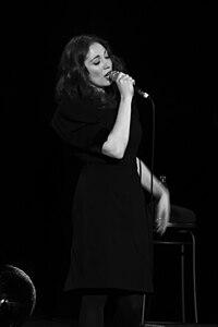 Regina Spektor en un concierto en el Hammersmith Apollo Arena, Londres, durante la gira promocional de Far, diciembre de 2009.