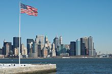 La bandiera sventola davanti allo skyline di Lower Manhattan