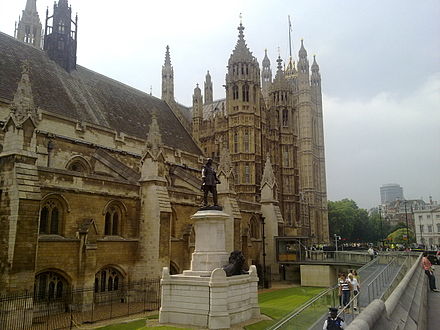 Cromwell Green, outside Westminster Hall, is the site of Hamo Thornycroft's bronze statue of Oliver Cromwell, erected amid controversy in 1899.[64]
