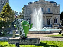 Foto der Figur des Android-Maskottchens mit einem Nougat-Riegel in der Hand