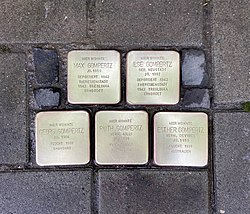 Die Stolpersteingruppe gegenüber vom Krefelder Zoo im Schönhausenpark.