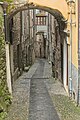 Une ruelle étroite et pentue, caractéristique du centre historique.