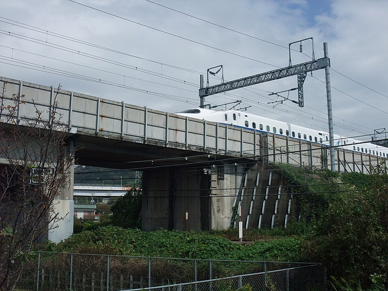 File:Tōkaidō Shinkansen beyond Gotemba Line 02.jpg