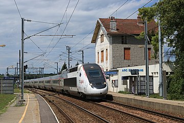 La rame 4411 passant sans arrêt la gare d'Arc-et-Senans, en août 2019.