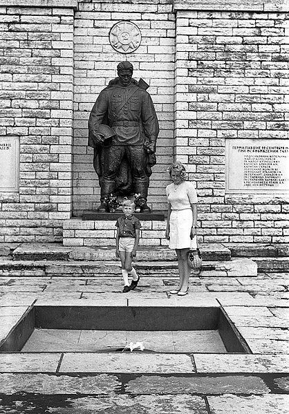 File:Tallinna vabastajate monument Tõnismäel 1971.jpg