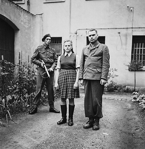 Former Aufseherin Irma Grese and former SS-Hauptsturmführer Josef Kramer in prison in Celle in August 1945