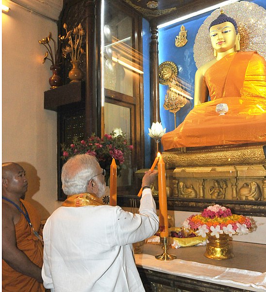 File:The Prime Minister, Shri Narendra Modi offering prayers at the Mahabodhi Temple, in Bodhgaya, Patna on September 05, 2015.jpg